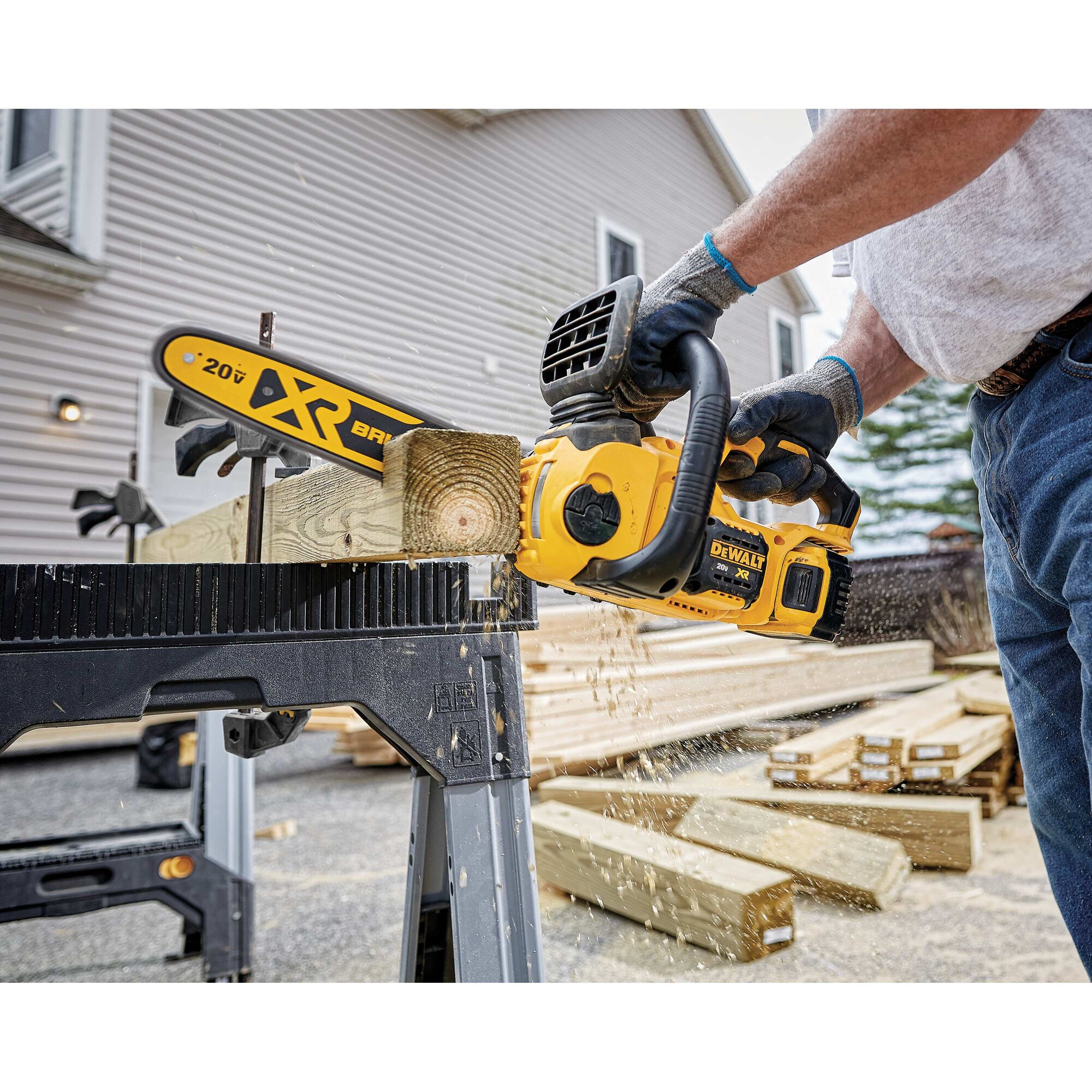 Compact cordless clearance chainsaw