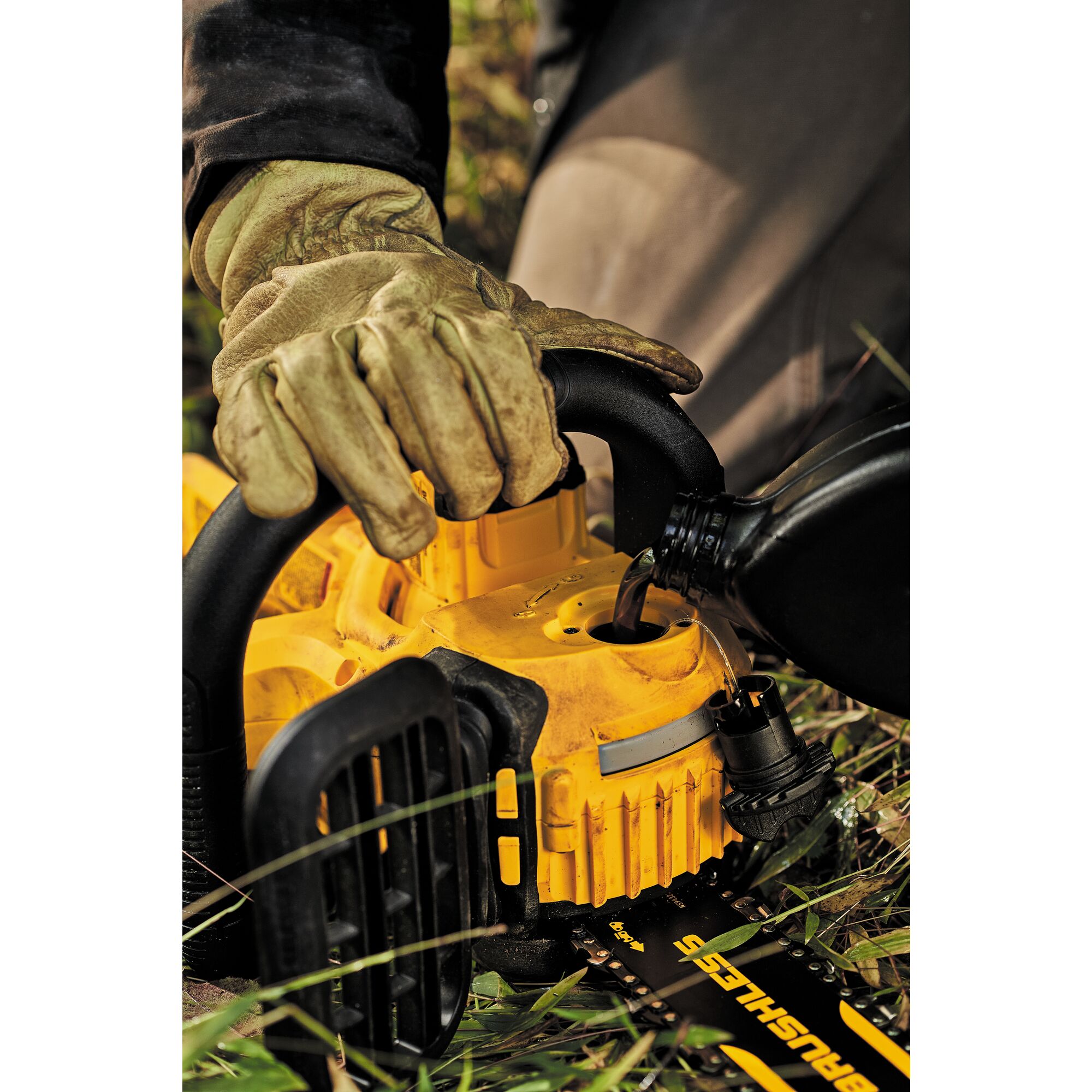 Dewalt chainsaw 20v deals oil