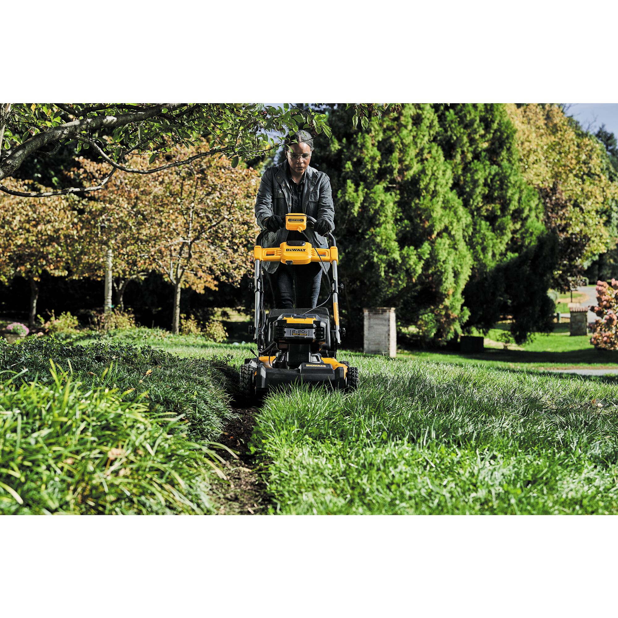 Self propelled deals dewalt lawn mower