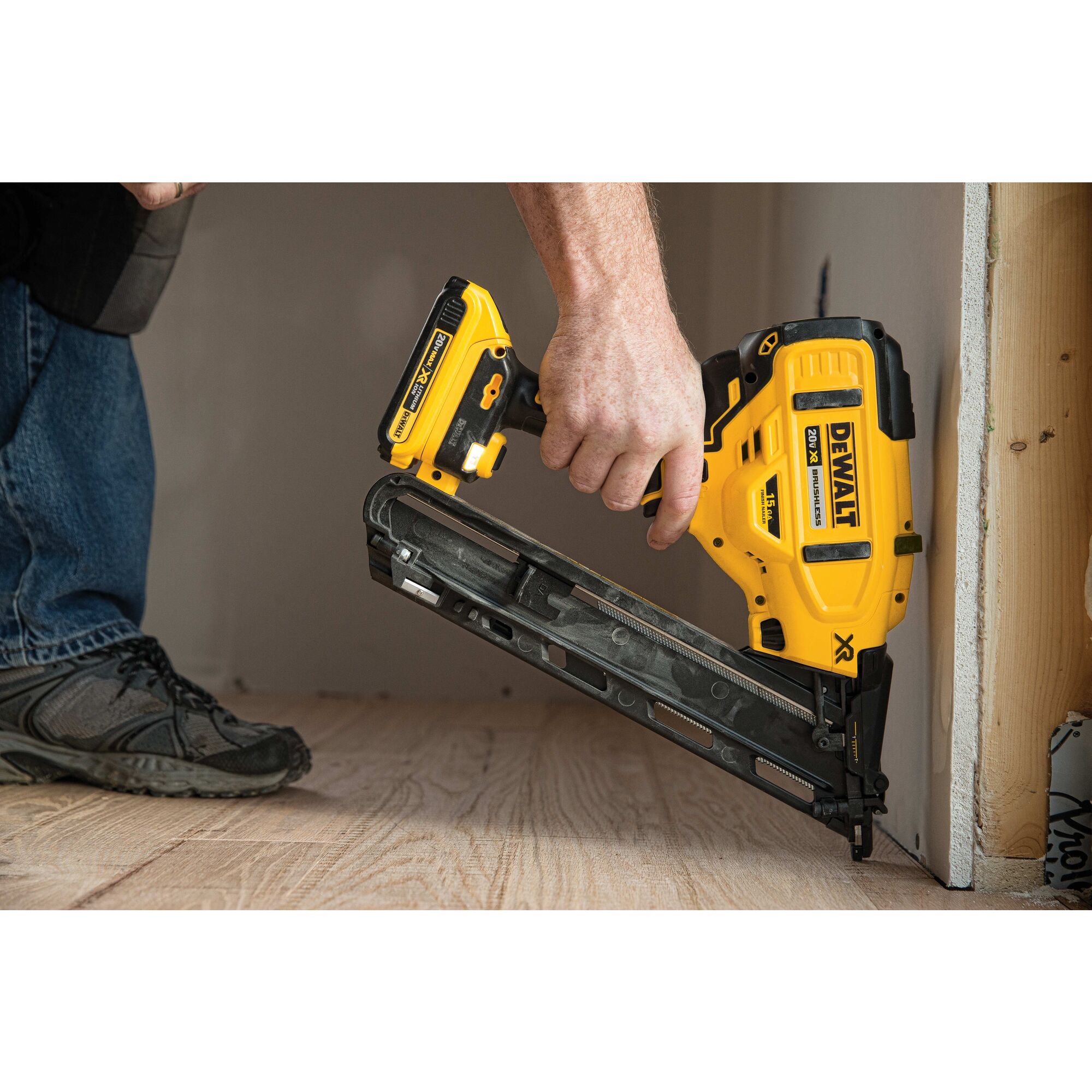 Dewalt 15 gauge finish 2024 nailer 20v