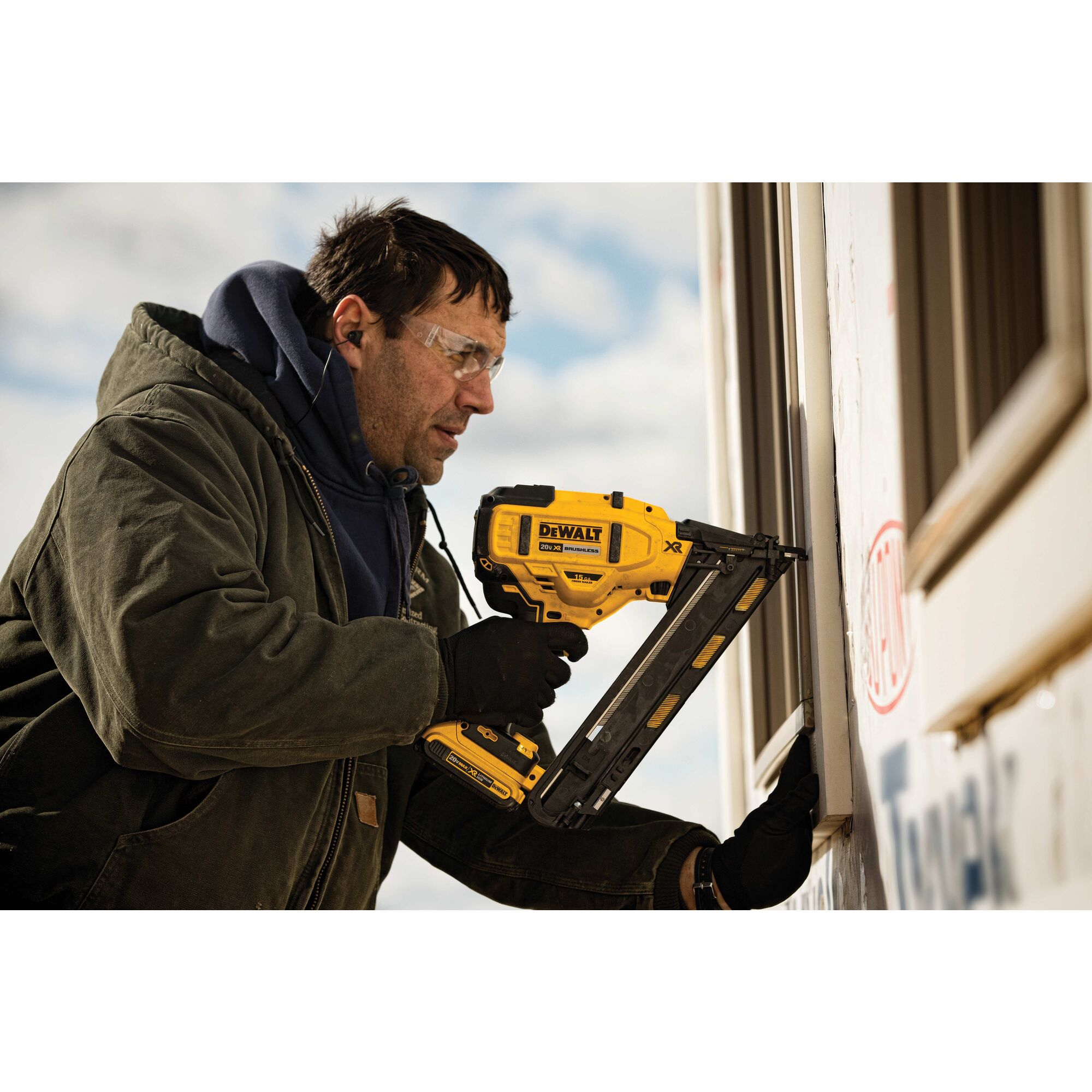 Dewalt cordless deals nailer kit