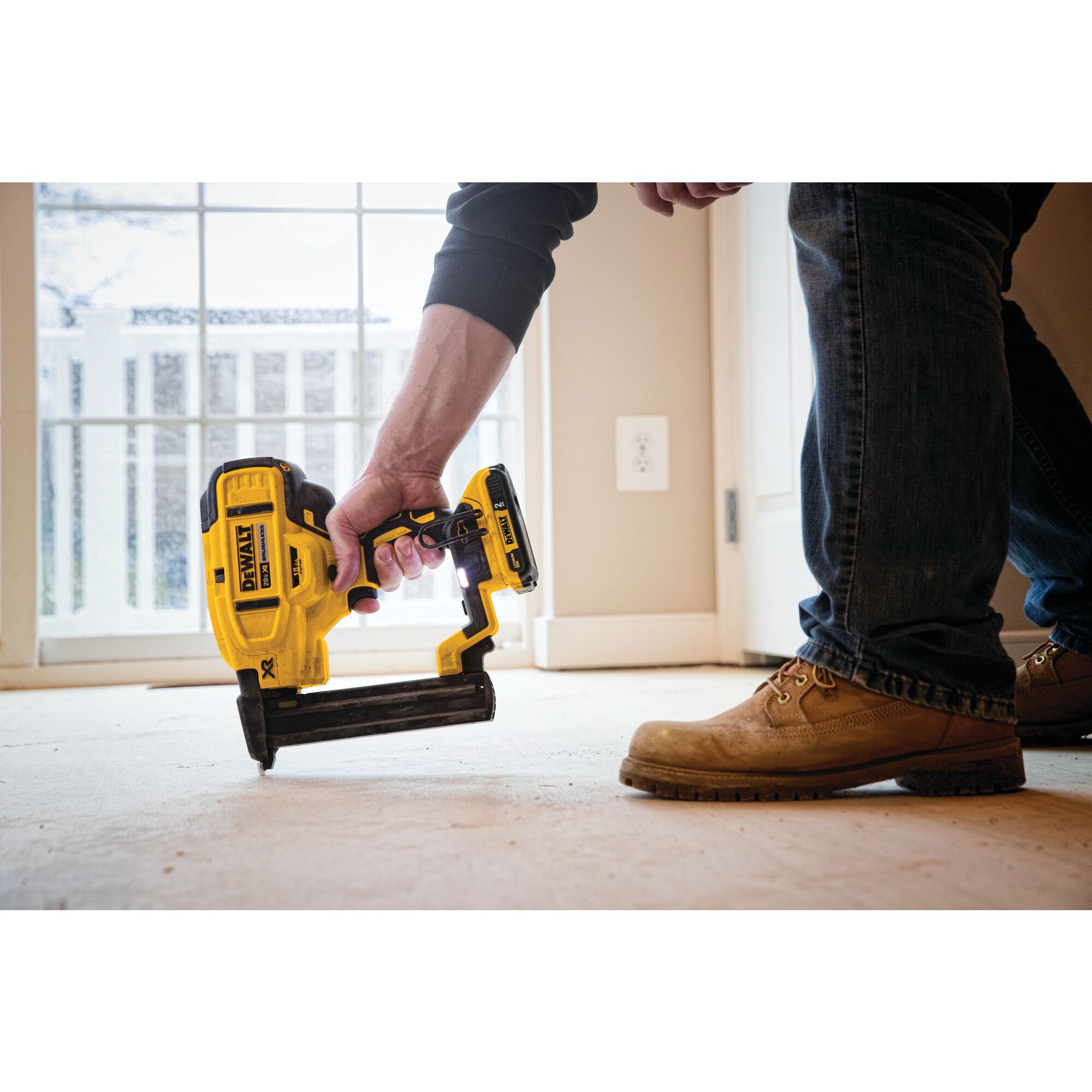 Dewalt 20 deals volt crown stapler