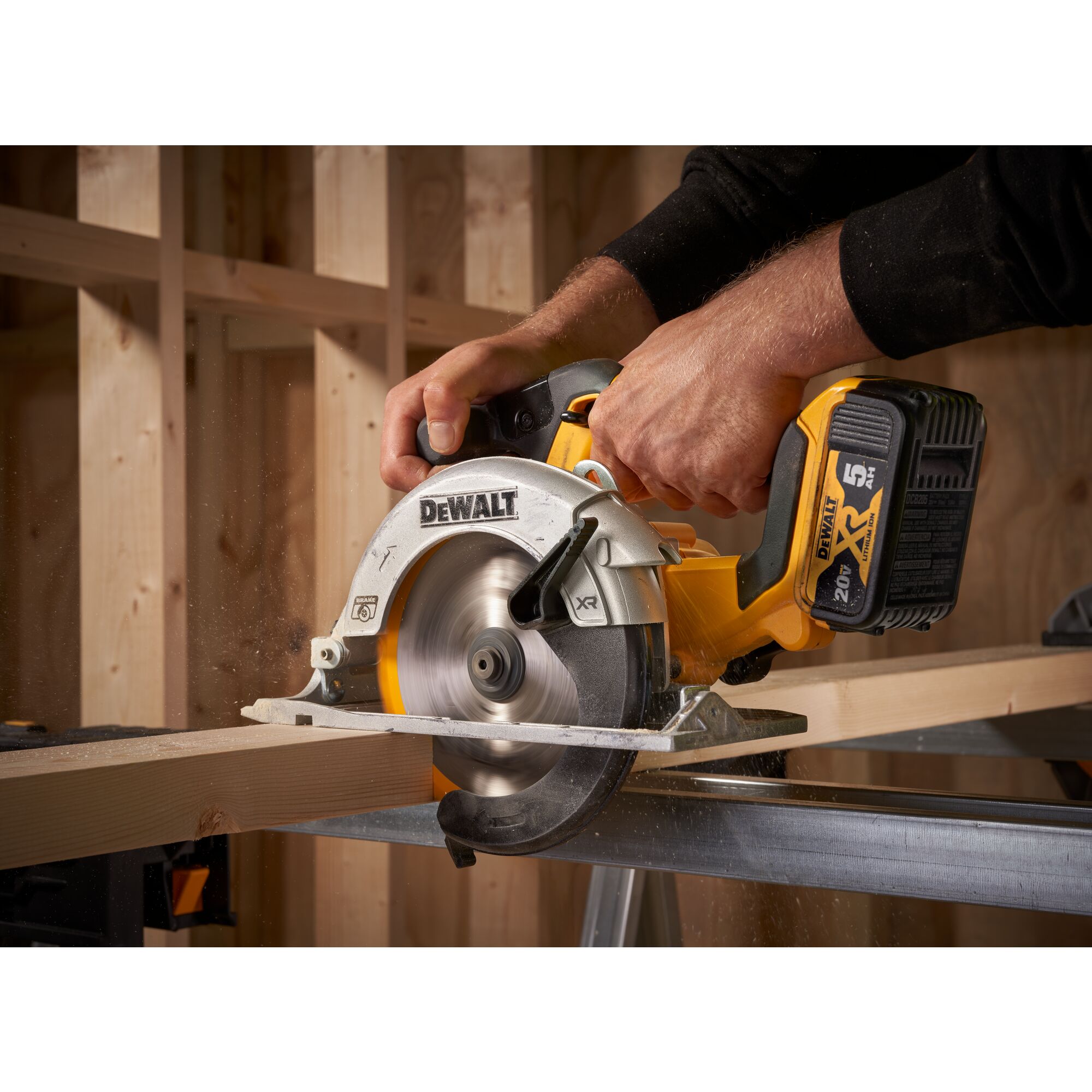 Dewalt 20v deals brushless saw