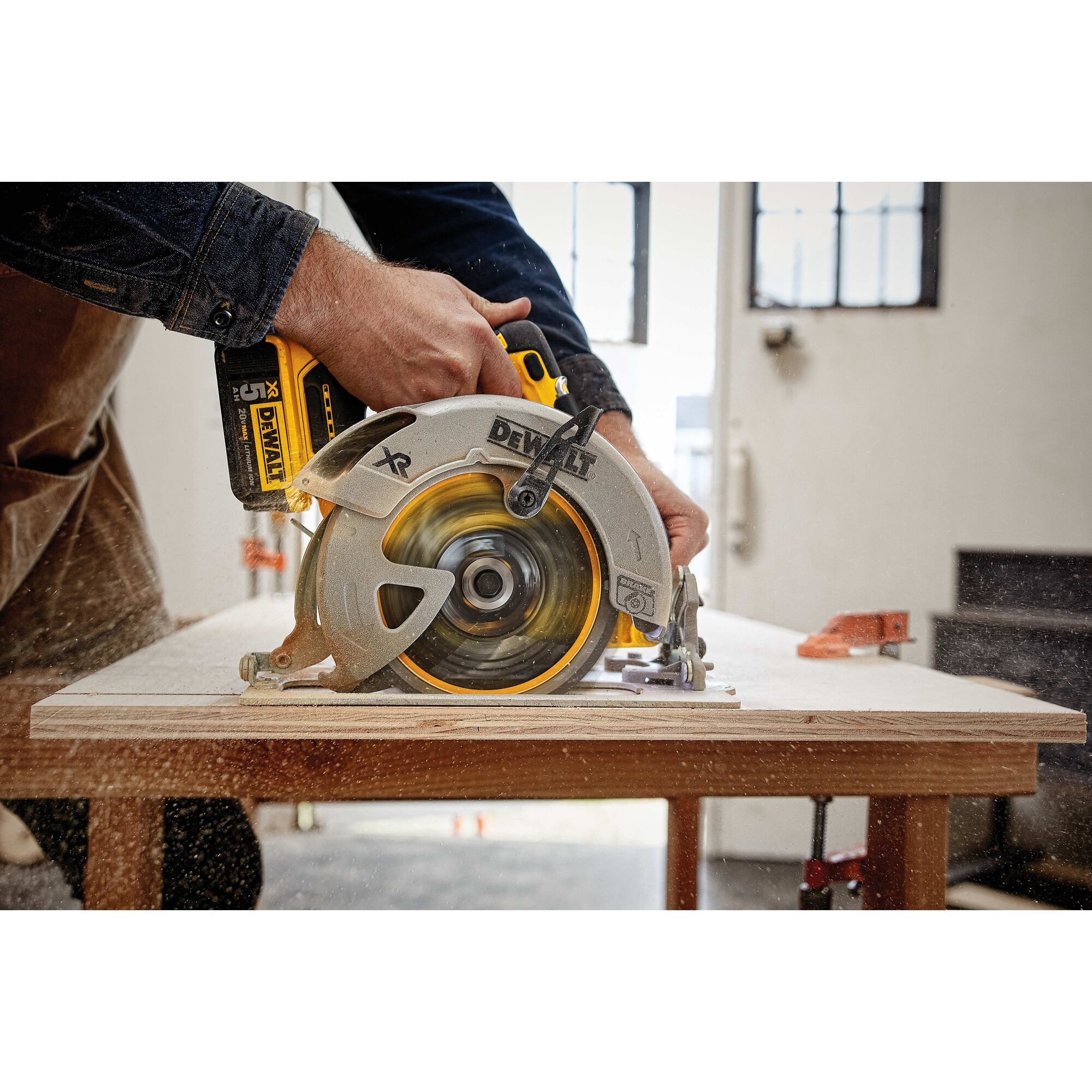 Dewalt brushless circular saw deals with battery