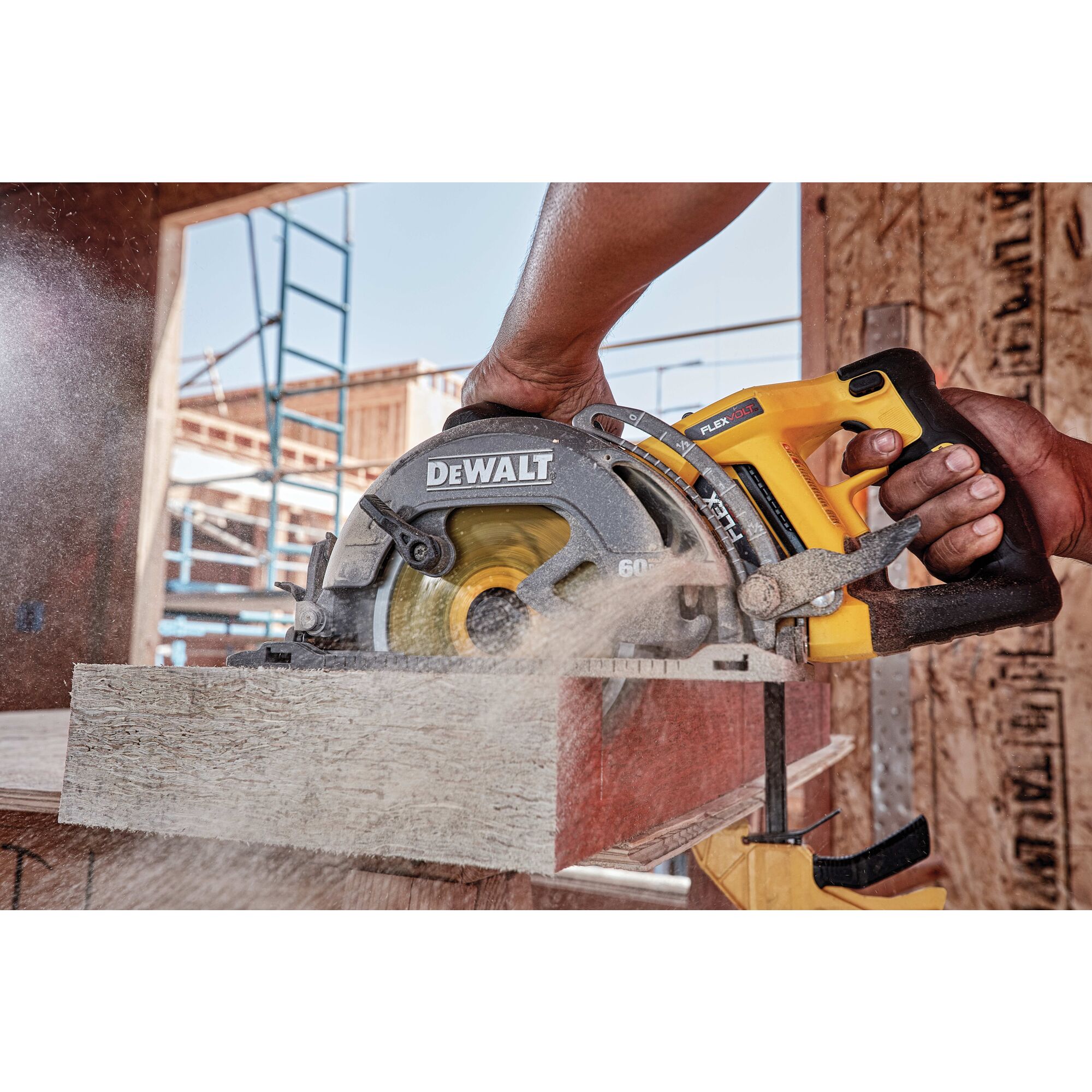 Flexvolt worm outlet drive circular saw