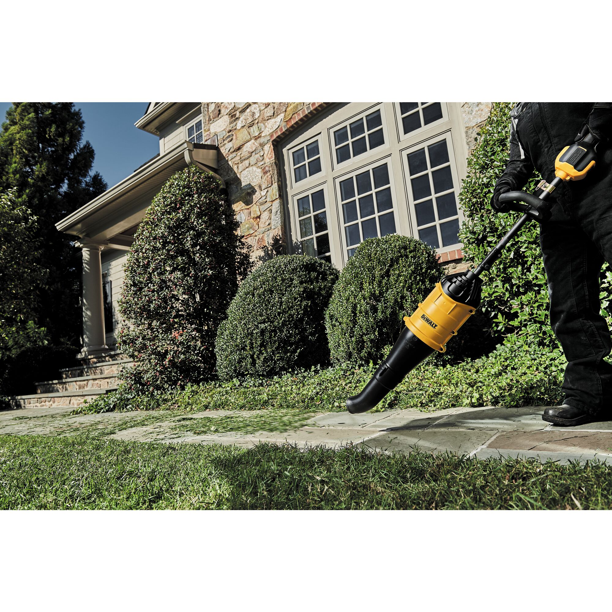 60V MAX 17 in. Brushless Attachment Capable String Trimmer Kit