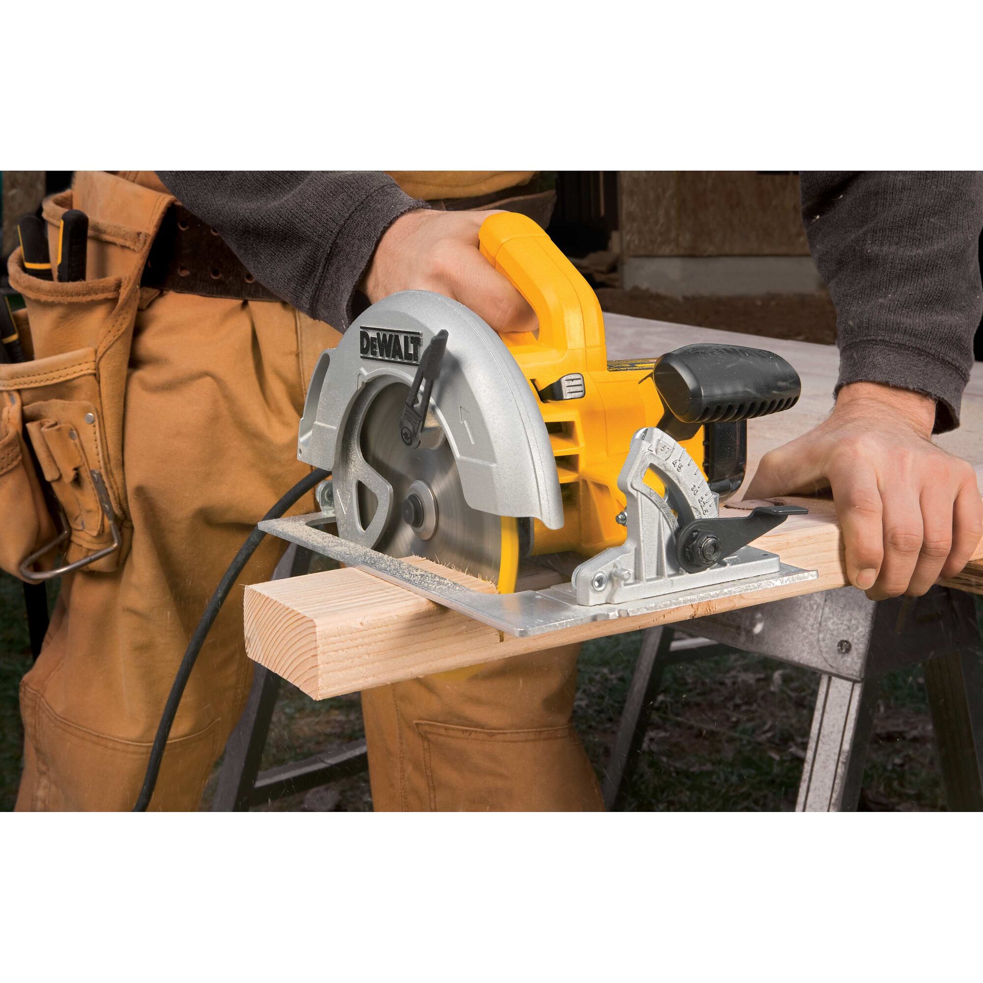 Lightweight circular outlet saw