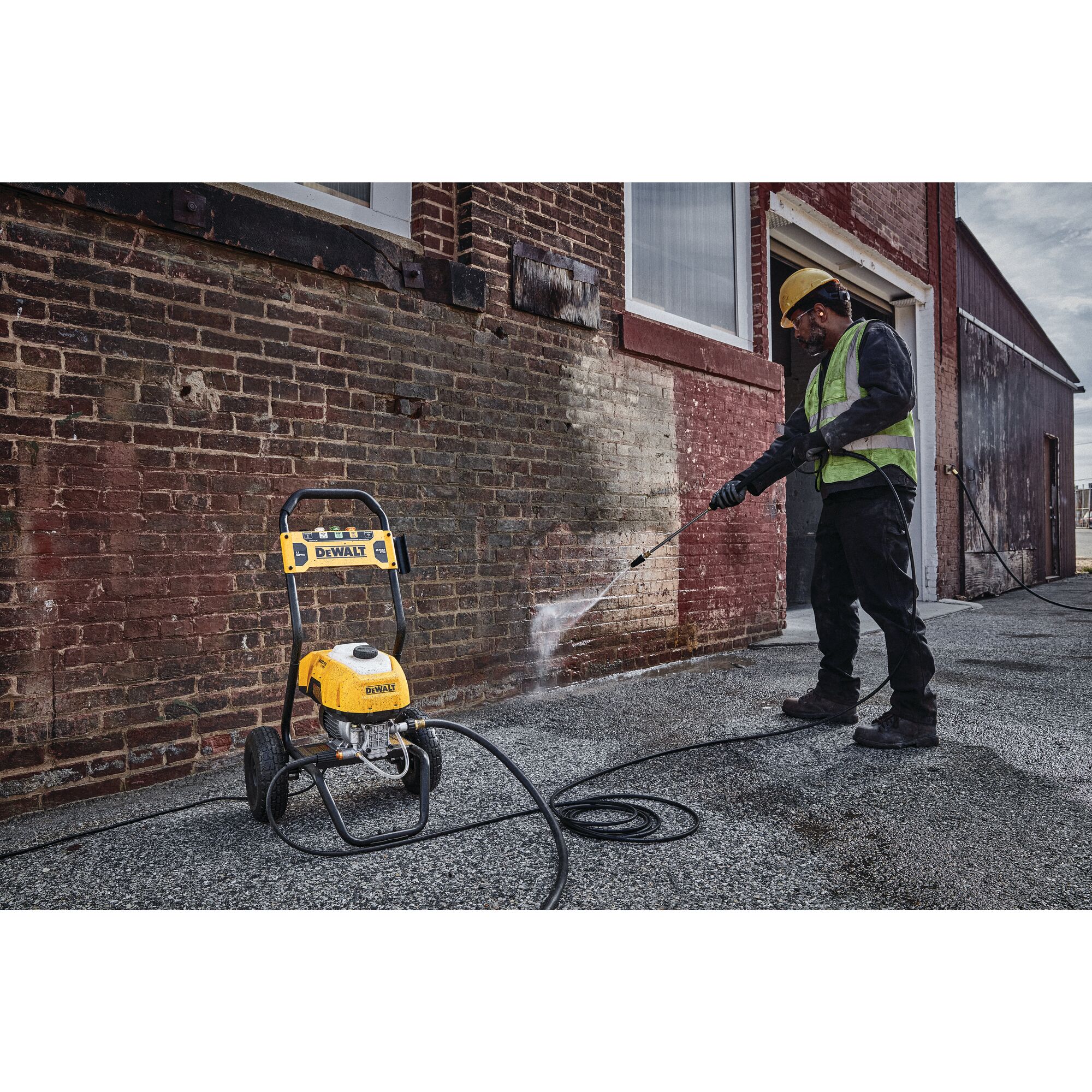 Dewalt 2400 psi 1.1 gpm shop cold water electric pressure washer