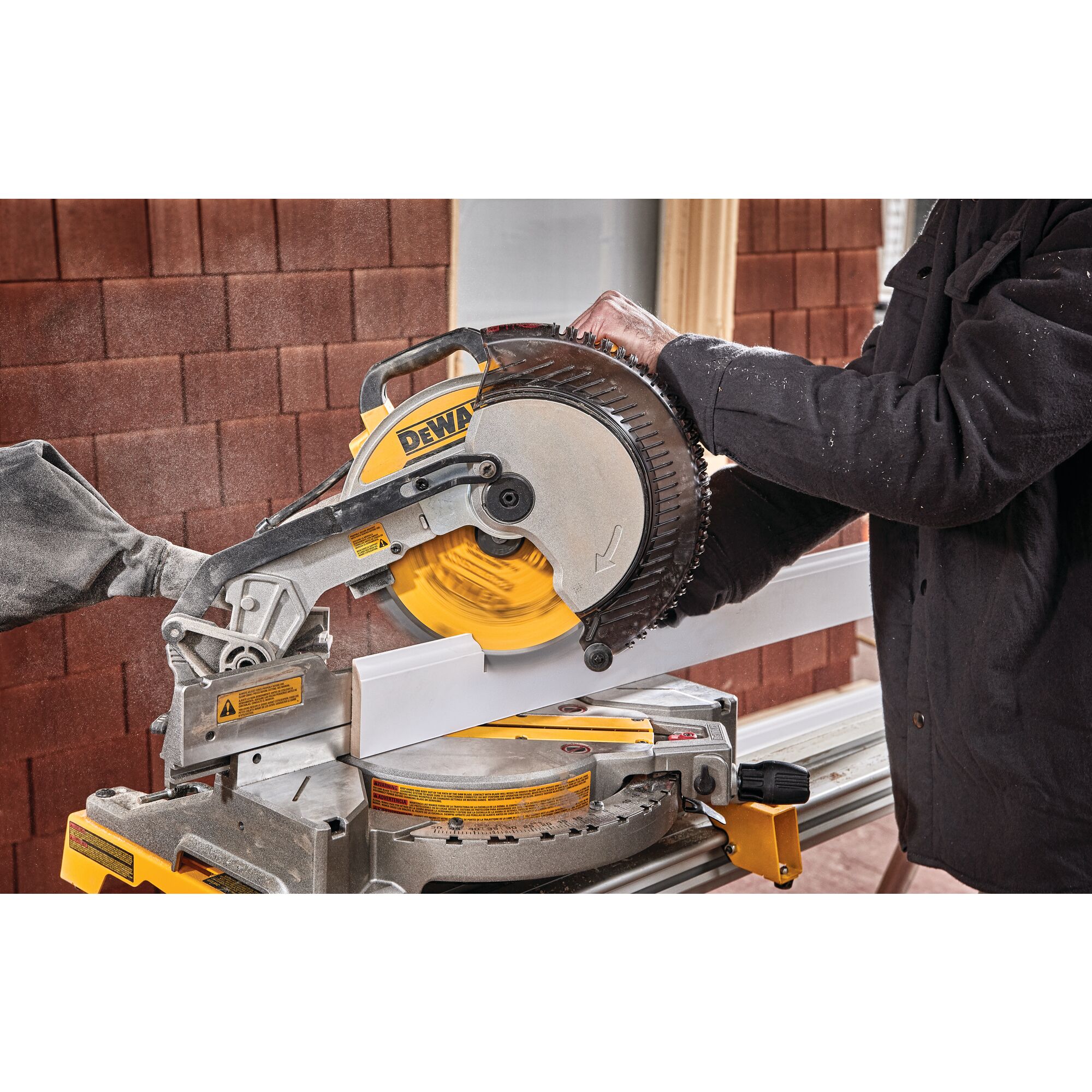 Dewalt 10 inch cordless deals miter saw