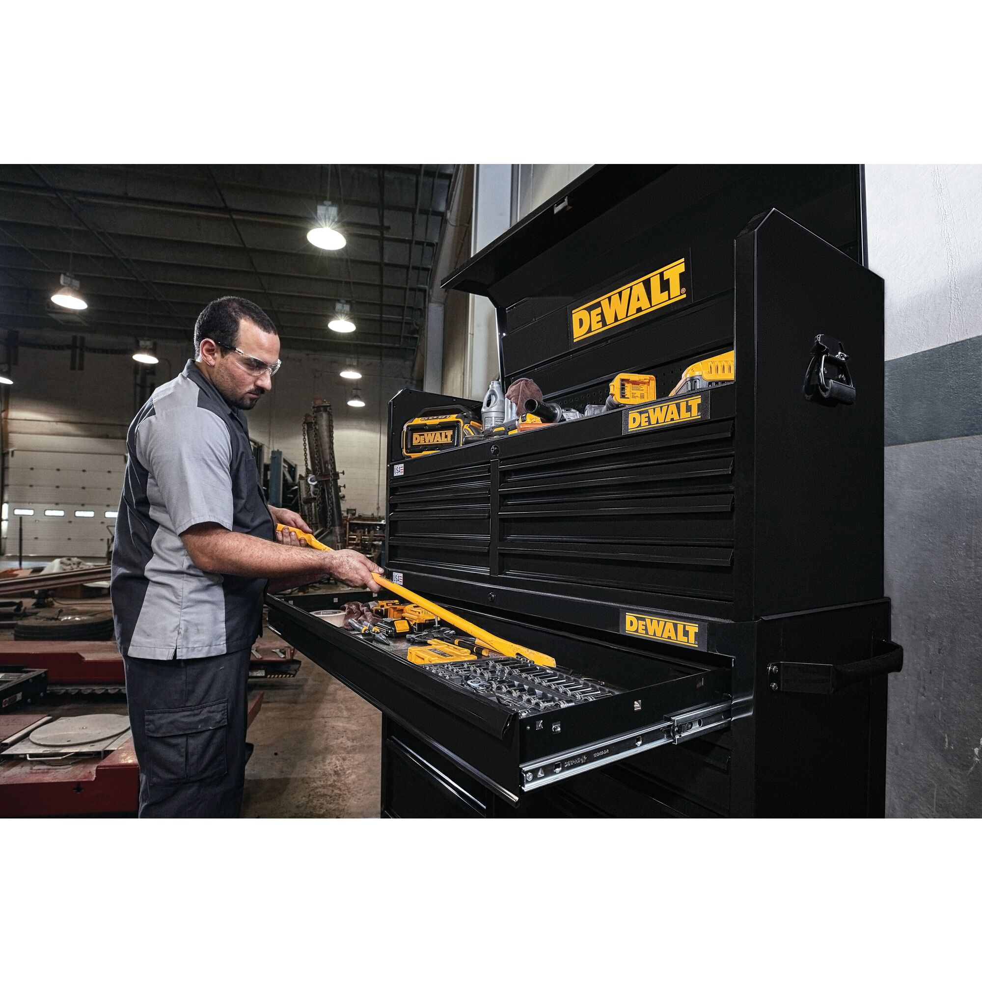 Dewalt roll deals around tool box