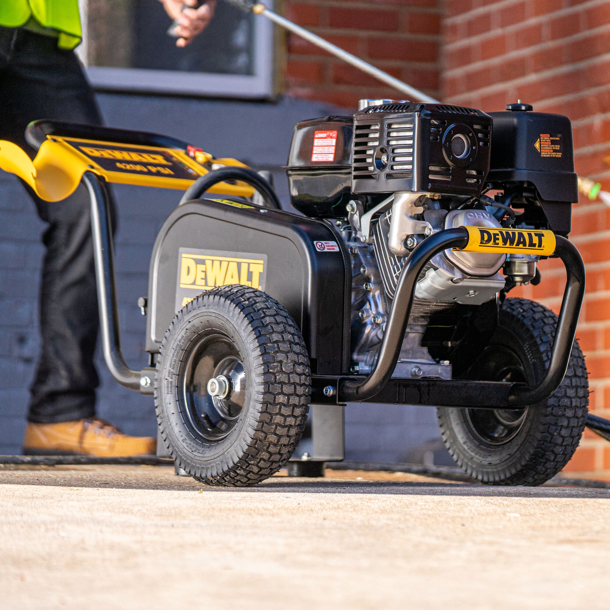 Dewalt 4200 psi 4.0 gpm shop gas pressure washer powered by honda